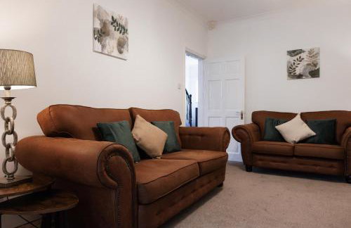 Large 4 Bed Home - Fast Wifi, Smart TV's & Free Parking - Near A66 - Foto 9