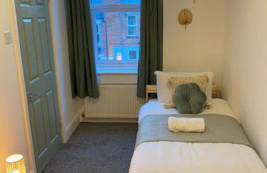 Overhill 3 bedroom flat 5 beds, free parking, ideal for Contractors - Foto 6