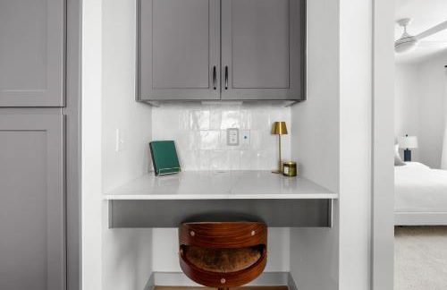 Elevated Contemporary 2BR 2BA with Balcony - Foto 19