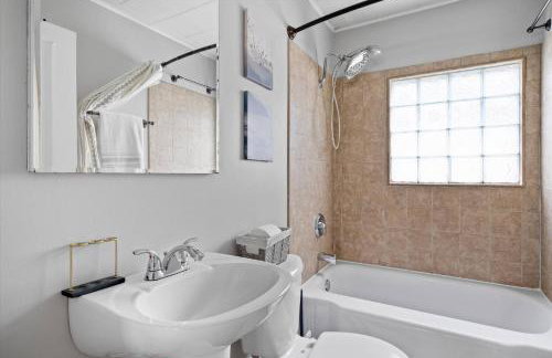 Whole House in Bay View + Fenced-in Yard + Parking - Foto 10