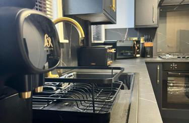 Panmure by CENTRAL SERVICED APARTMENTS - 2 Double Bedrooms - Monifieth - Sleeps 4 - Modern & Unique - Smart TV & WiFi - Fully Equipped Kitchen - Spacious & Unique - Foto 10