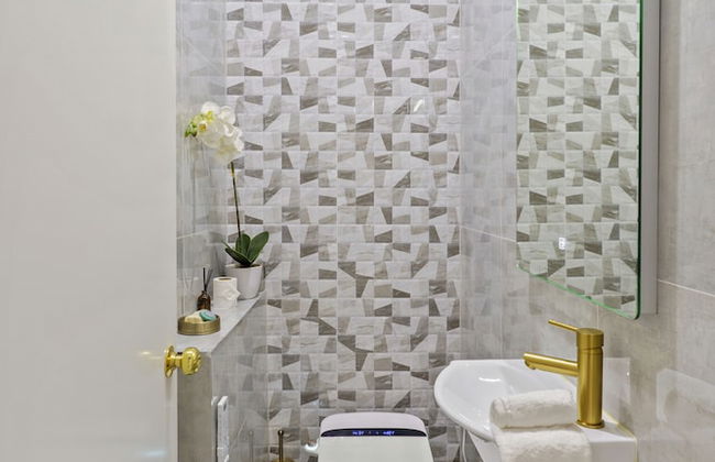 High-end Modern Villa Spa Pool & Views - Photo 39