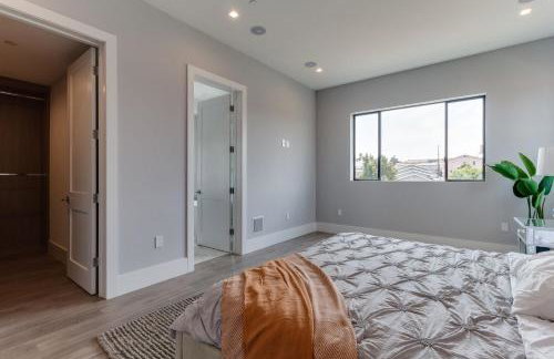 Luxury Modern 4 Bedroom 4 Bathroom Home with Rooftop Deck #4 - Foto 39