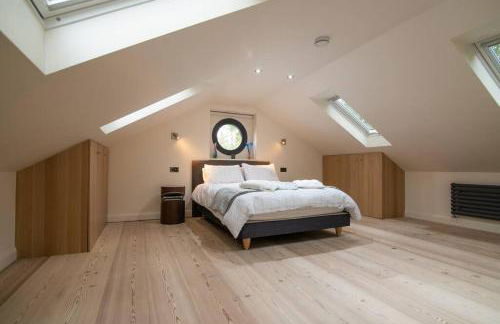 Luxury Coach house next to woodland in Knutsford - Photo 1