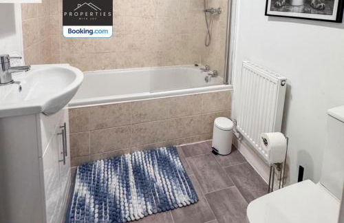 Centrally Located House By Properties With Joy Short Lets and Serviced Accommodation Ashton Ideal for Monthly Stay - Foto 24