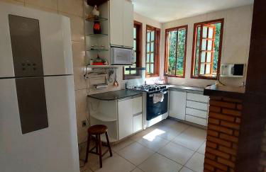 Refúgio em Macacos para até 12 hóspedes com piscina aquecida, 5 suítes e riacho - Foto 13