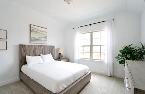 Luxe Living 4-bedroom with fireplace & game room - Photo 12