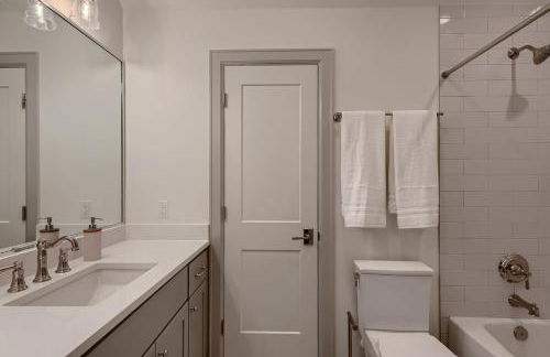 Stunning home - walk to square & heated pool - Foto 19