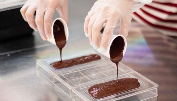 Preparando los moldes durante el taller