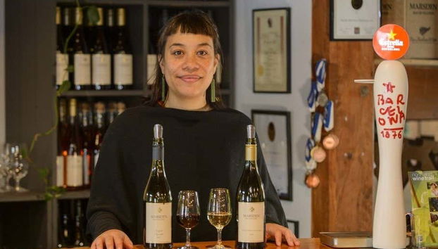 Un'enologa con due calici di vino