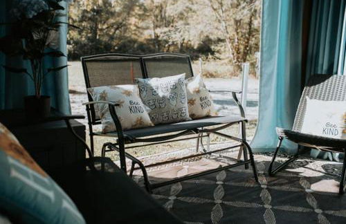 Giggling Creek Cottage - BedJet! King Sized! Gazebo, 45 Acres, Arcades, Nintendo, more - Photo 2