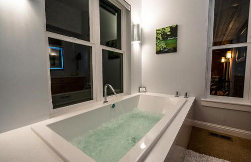 Serene Vineyard Chateau with Pool, Hot Tub, BBQ - Foto 49