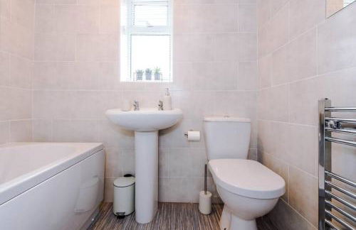 Cheerful 3 bedroom home with parking near Chester - Photo 19