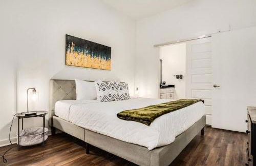 Boulevard Stays Walk to Downtown 1BR SoCo Pool Parking Gym 01 - Foto 16