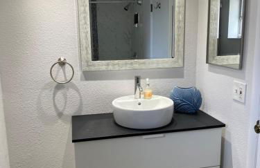 Cozy 3-bed home close to beautiful beaches. - Photo 23