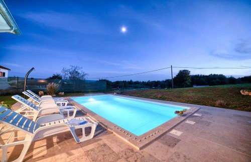 Cozy villa Paradiso with pool immersed in the greenery - Foto 22