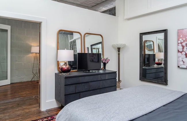 High-design Loft on Historic Alley Park Free - Photo 3