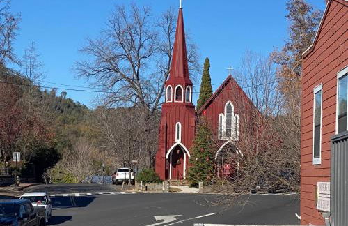 Historic Washington St Balcony - Photo 9