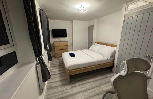 Stylish 2BR, Fast Wifi with balcony - Photo 12