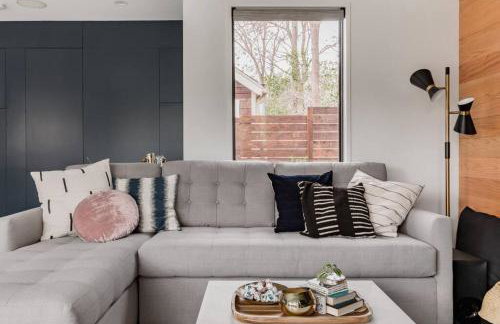 Cozy Bungalow Retreat Walking Distance to Downtown - Photo 24