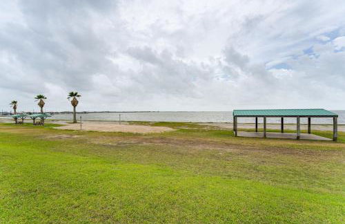 Walk to Boat Ramp Newly Remodeled Seadrift Home! - Foto 29