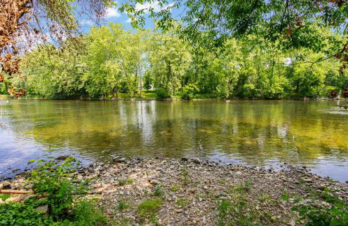 Cute Riverside Cabin w Hot Tub Fire Pit & Kayaks - Foto 25