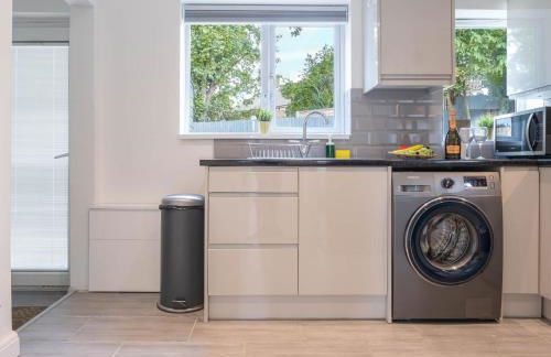 Four Bedroom House - Parking - Garden - Netflix 22C - Foto 7