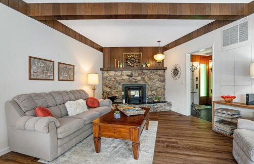 Viewcrest Retro Country Home - Photo 10