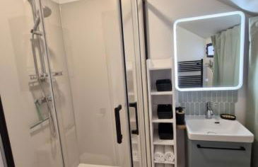 Loft Moderne et Rénové - Idéal Pros & Familles - 1 à 4 pers - Wifi - 5 min de la Gare - Foto 7