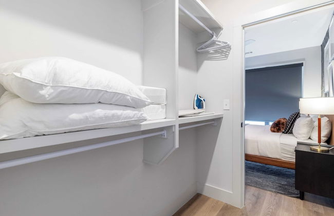 Astra Modern Midtown Retreat With Pool, Gym, & Steps to Dining & Broadway - Foto 17