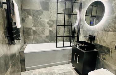 Spacious 2 Bedroom Modern Apartments - Central Location - Free Parking - Smart TV - Washer Dryer - Built for Contractors, Consultants and Work Teams - Foto 8