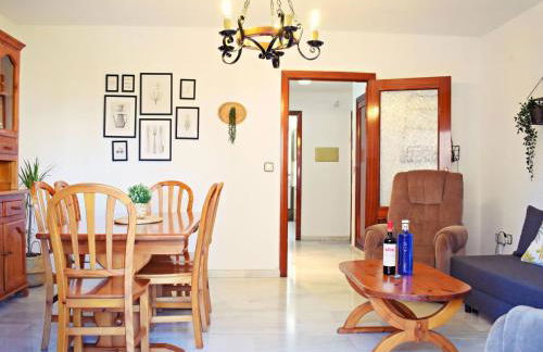 Amplio y luminoso apartamento cerca del centro y la playa con piscina y parking privado - Foto 1