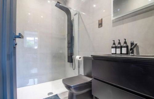 Luxury 4-Bedroom High-End Home, Includes Jacuzzi and Pool Table - Foto 38