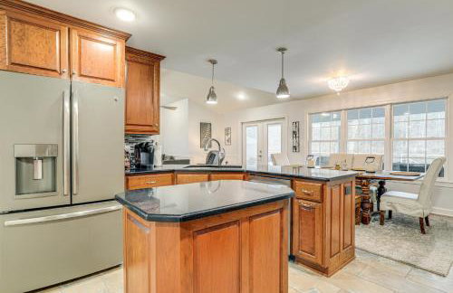 Riverfront Retreat with Fire Pit and Deck - Foto 12