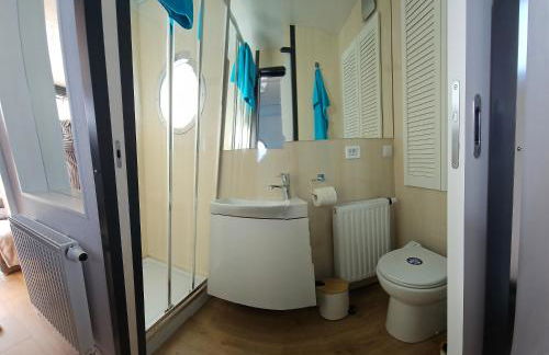 Mobiles Hausboot El'milia mit eigener Ankerboje auf dem See - Foto 9