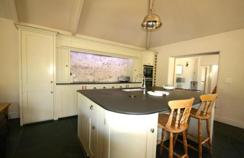 Putsborough Manor 3 Self Catering Cottages with Beach a short walk, dog friendly all year, On site Tennis, Play Area, Paddock, Spa baths, BBQ, Private Gardens, Superfast WIFI - Photo 31