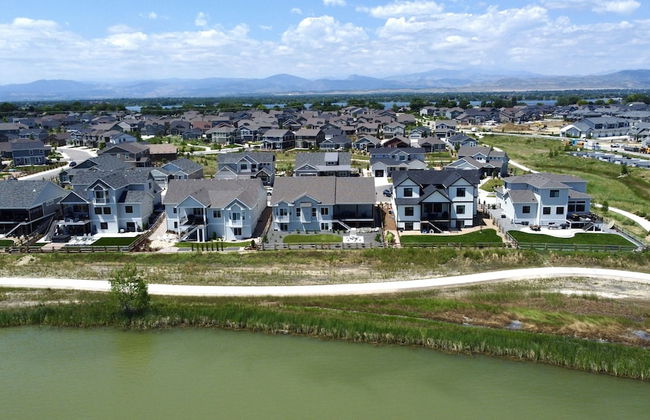 Upscale Waterfront Estate With Mountain Sunset Views - Foto 52