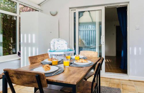 Cozy 3-Bed Retreat Near Manchester Airport Ideal for Families & Groups - Foto 40