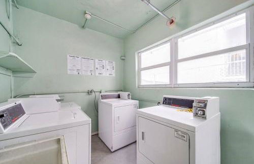 Escape 2 Beach, Ocean Dr Deco Apt with 2 Queen beds - Foto 6