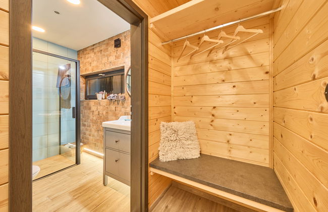 Luxe Timber Lodge & Pet Retreat - Photo 35