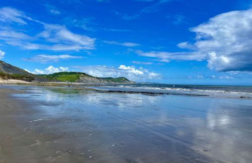 Stunning Charmouth Property with Bay views! - Photo 6