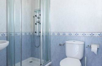 Bright villa with salt water pool - Photo 32