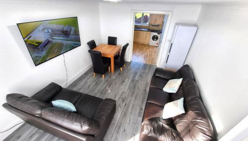 3 Bedroom House Perfect for Family Work Stays Easy Access to Manchester Oldham - Foto 3, minibar