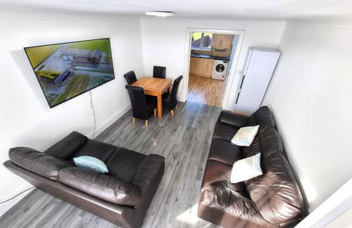 3 Bedroom House Perfect for Family Work Stays Easy Access to Manchester Oldham - Foto 3