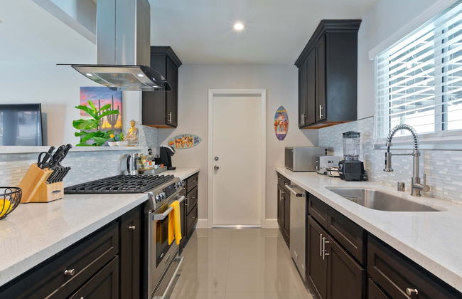 Modern Home w Private Pool Spa Pets Welcome - Photo 11