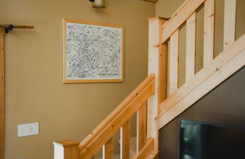 Cabin Minutes to Mt Rainier - EV, HotTub, 2 Queen and Twin - Photo 22