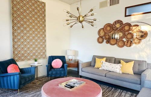 Retro Rendezvous Pool and Spa MidCentury Modern Home - Foto 50