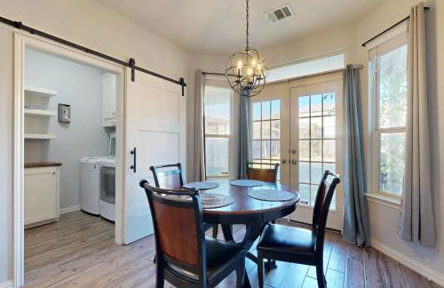 Charming family friendly home, enclosed backyard & 20 miles from San Antonio - Foto 6