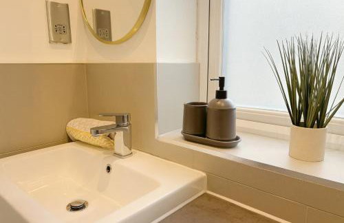 Stylish Detached Studio, Banstead with off street Parking - Photo 14