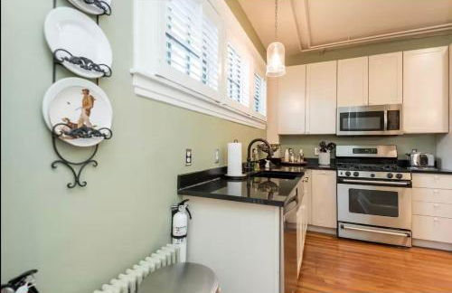 Historic Row Home 1 Block from Gate 1 at USNA - Foto 15